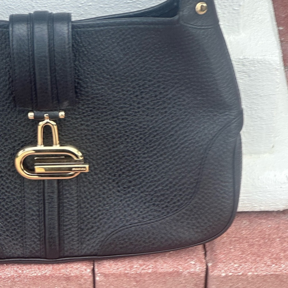 Authenticated Gucci Black Leather Shoulder Bag with Gold Hardware - Picture 10 of 14